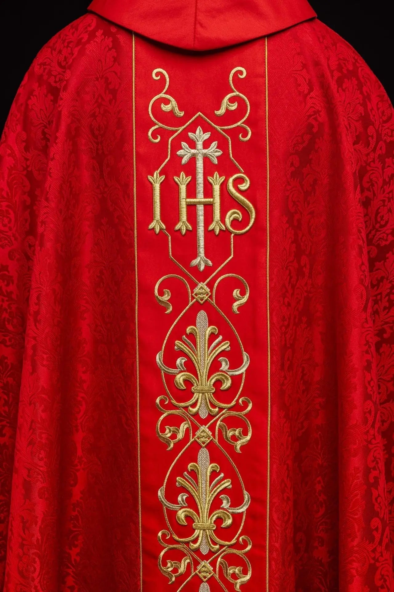 Chasuble rouge brodée IHS avec tissu décoré