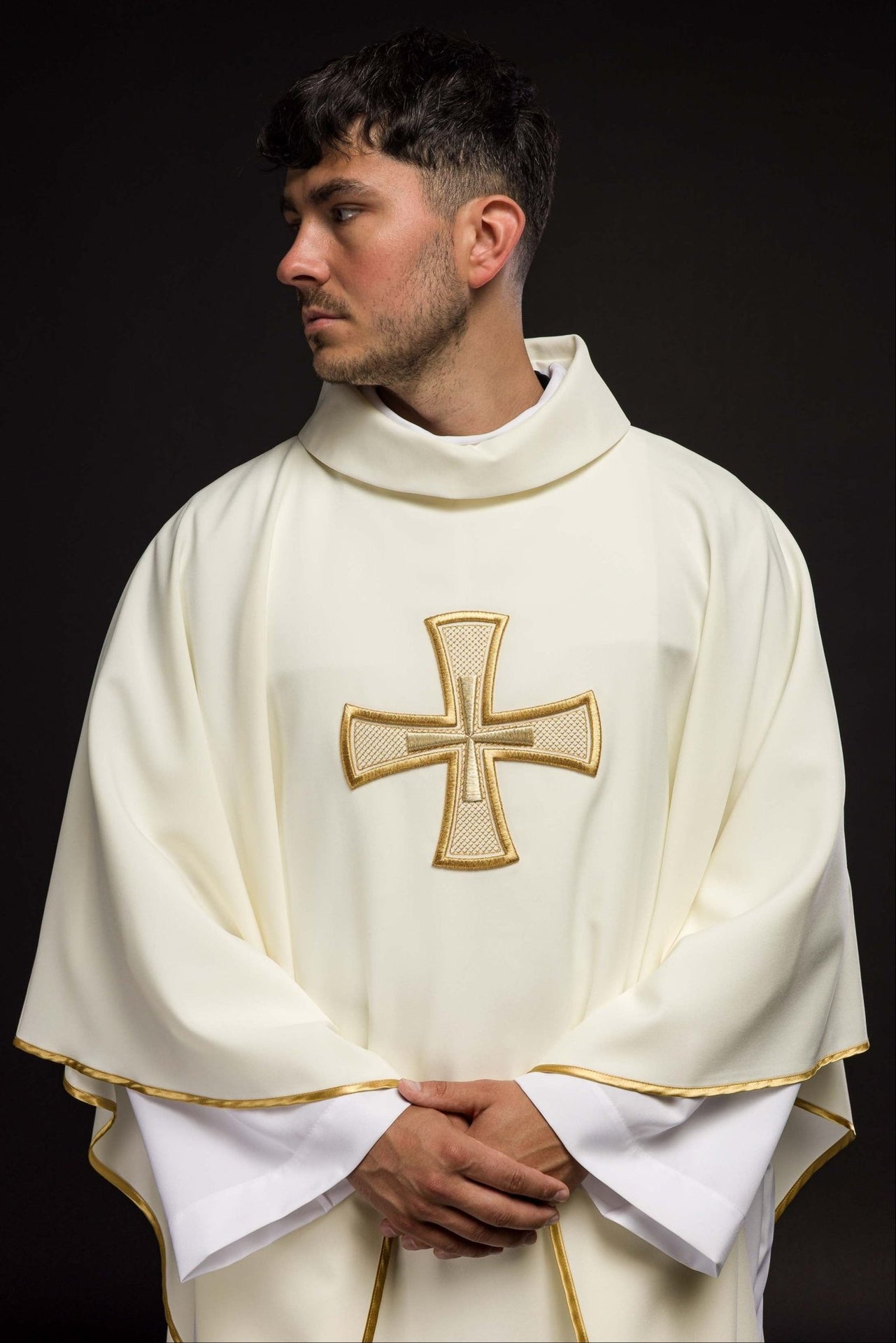 Ornat haftowany IHS ecru