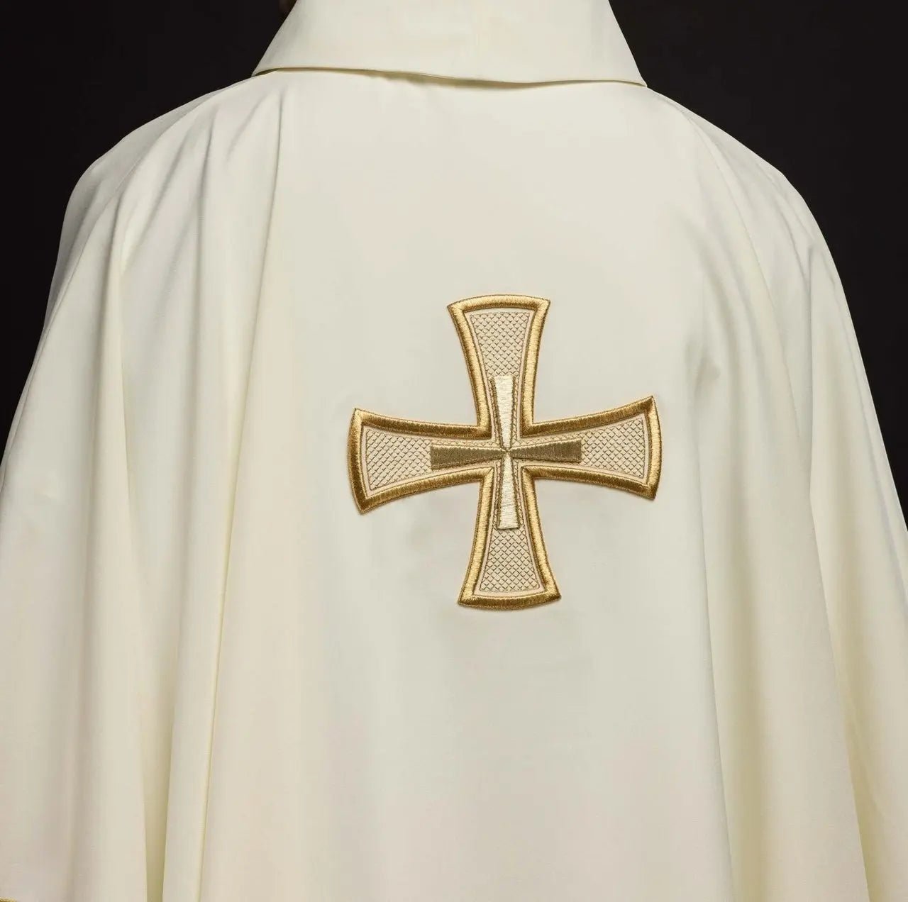 Chasuble brodée IHS écrue