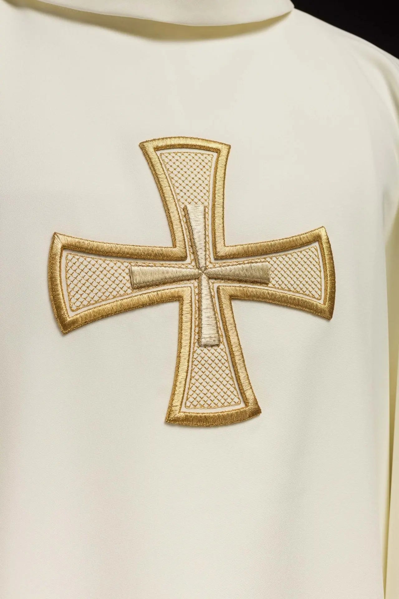 Chasuble brodée IHS écrue