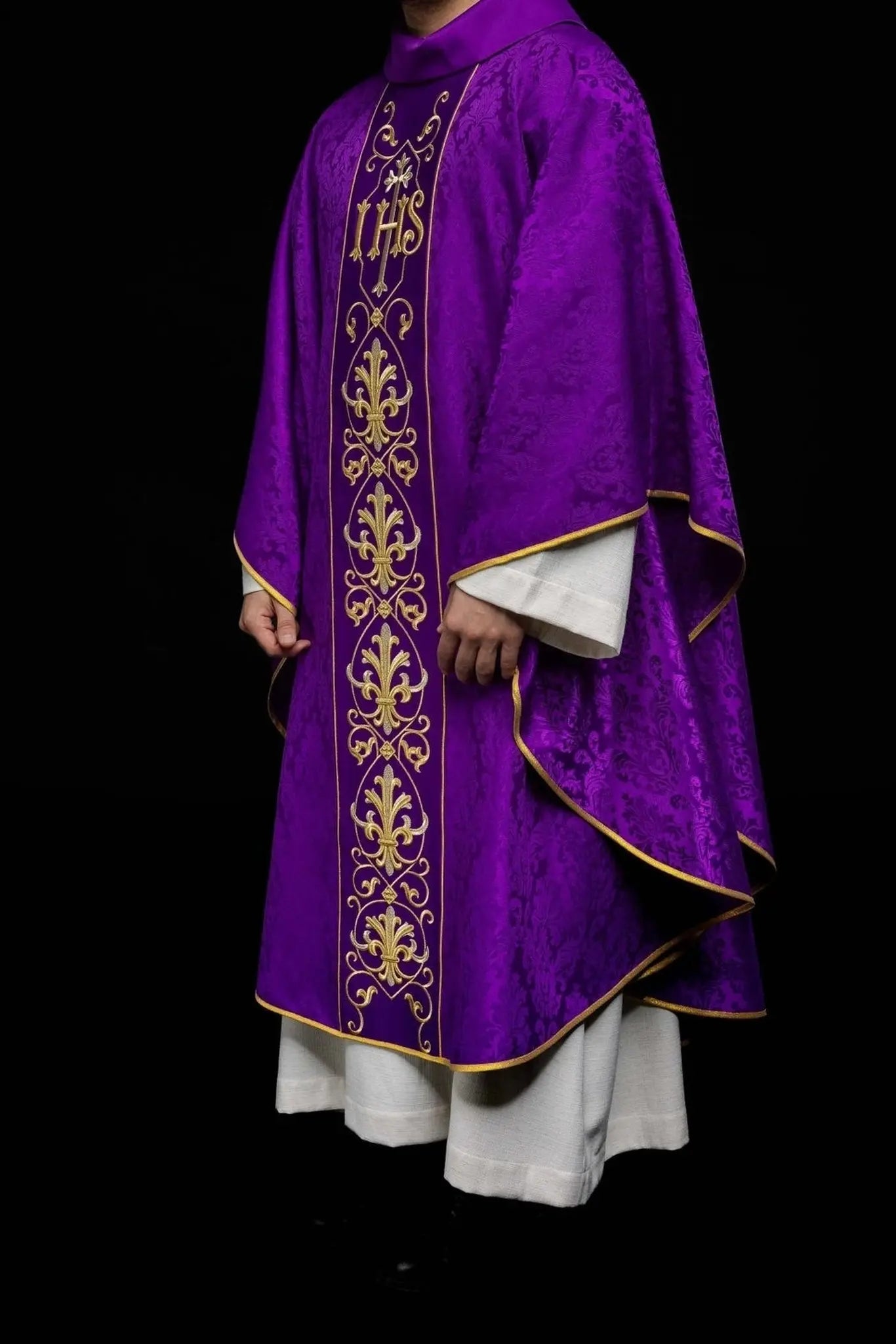 Chasuble brodée IHS Tissu décoratif violet