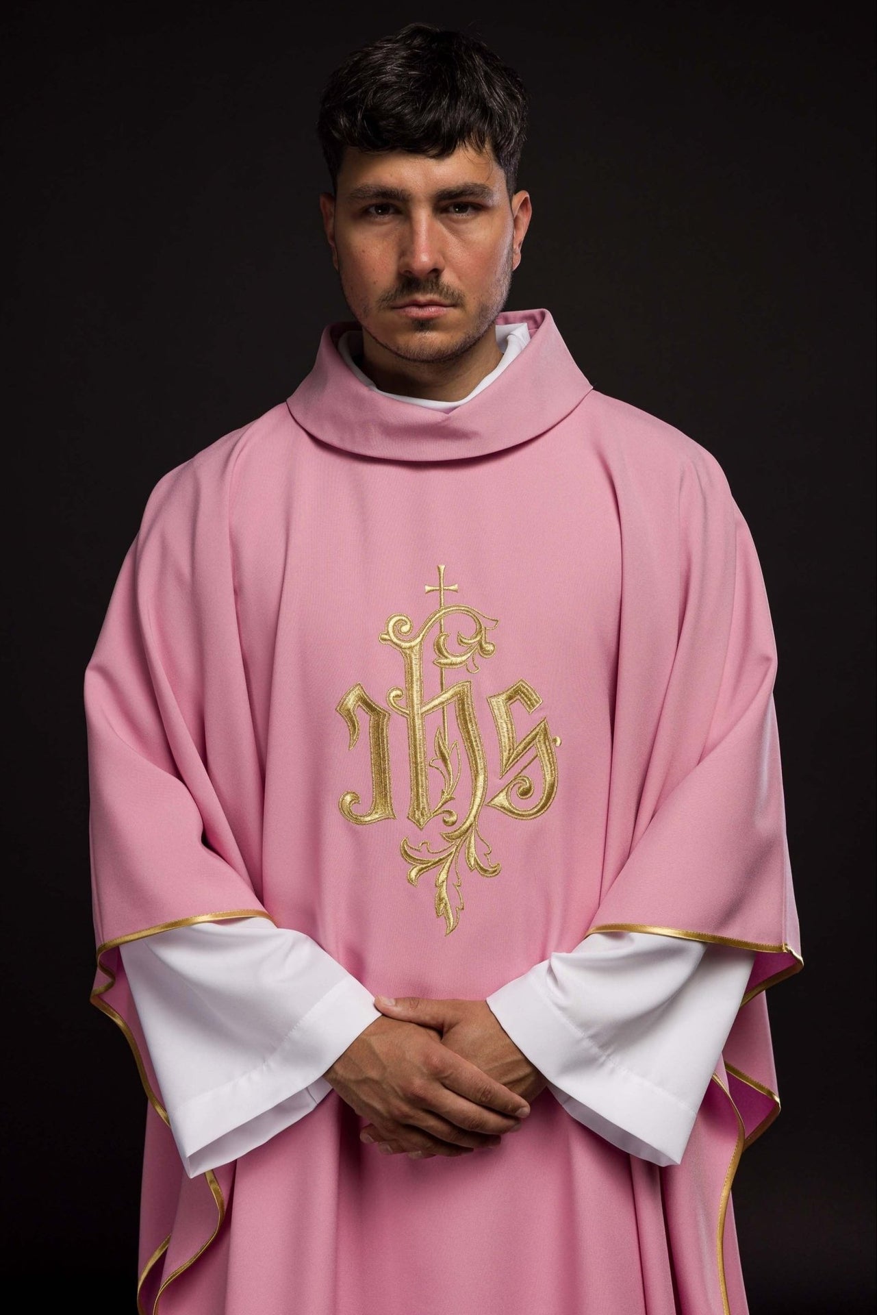 Ornat haftowany IHS kolorze Różowym