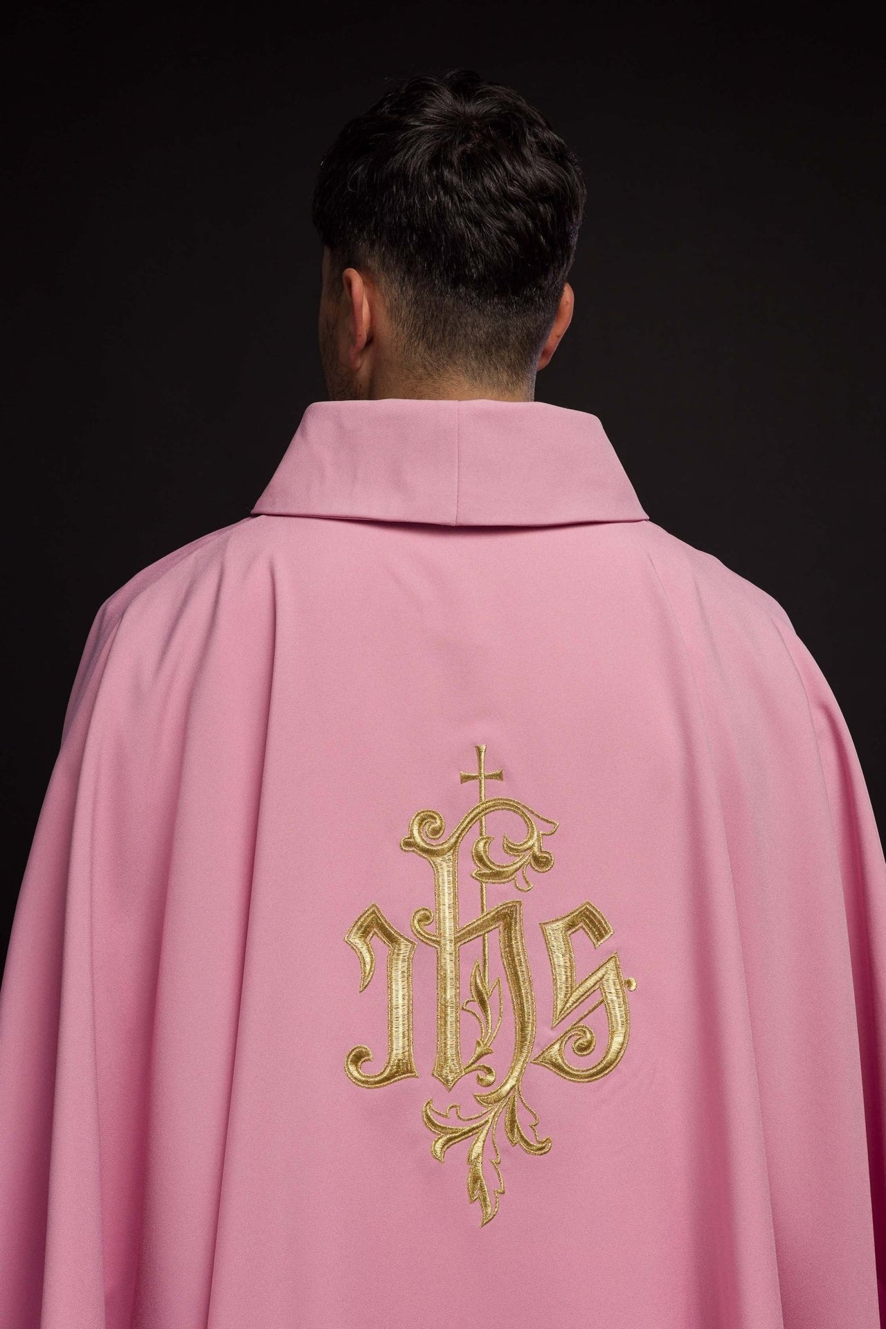 Ornat haftowany IHS kolorze Różowym