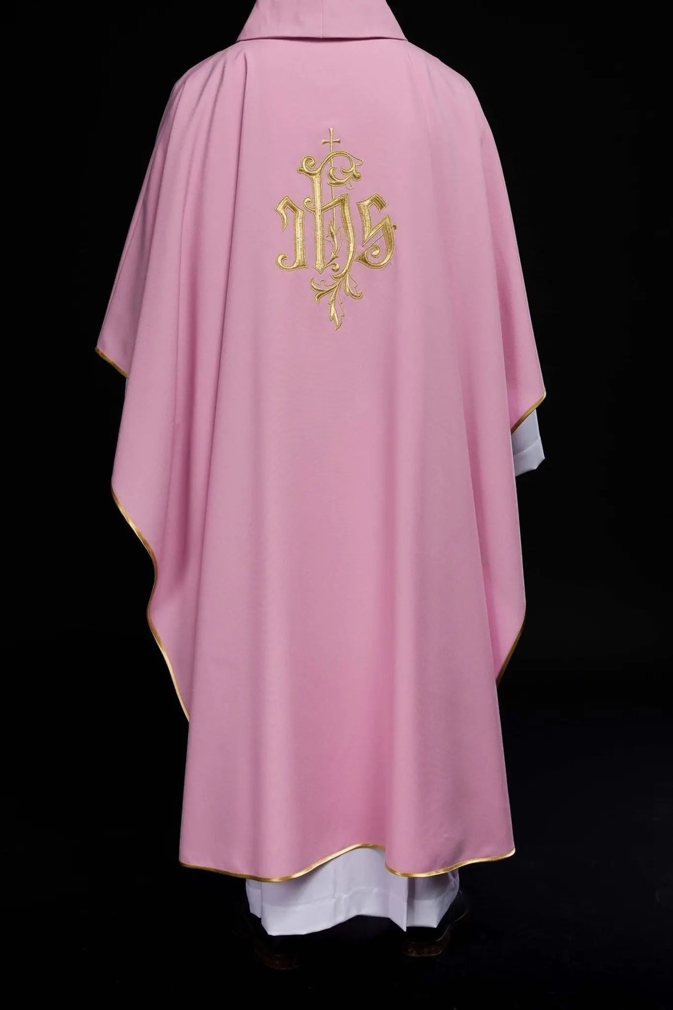 Chasuble brodée IHS en rose