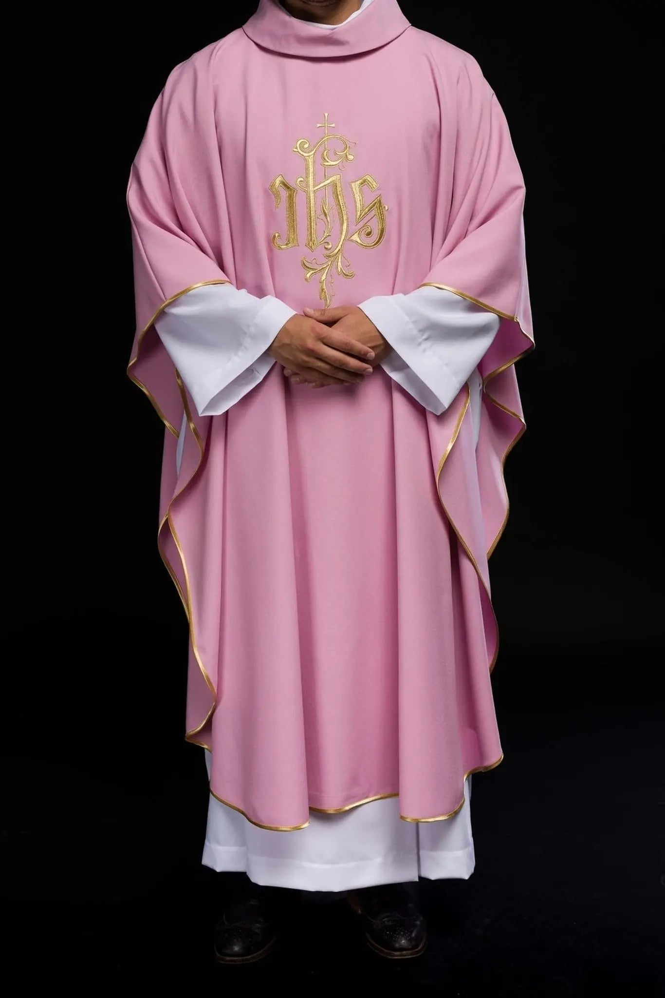 Chasuble brodée IHS en rose