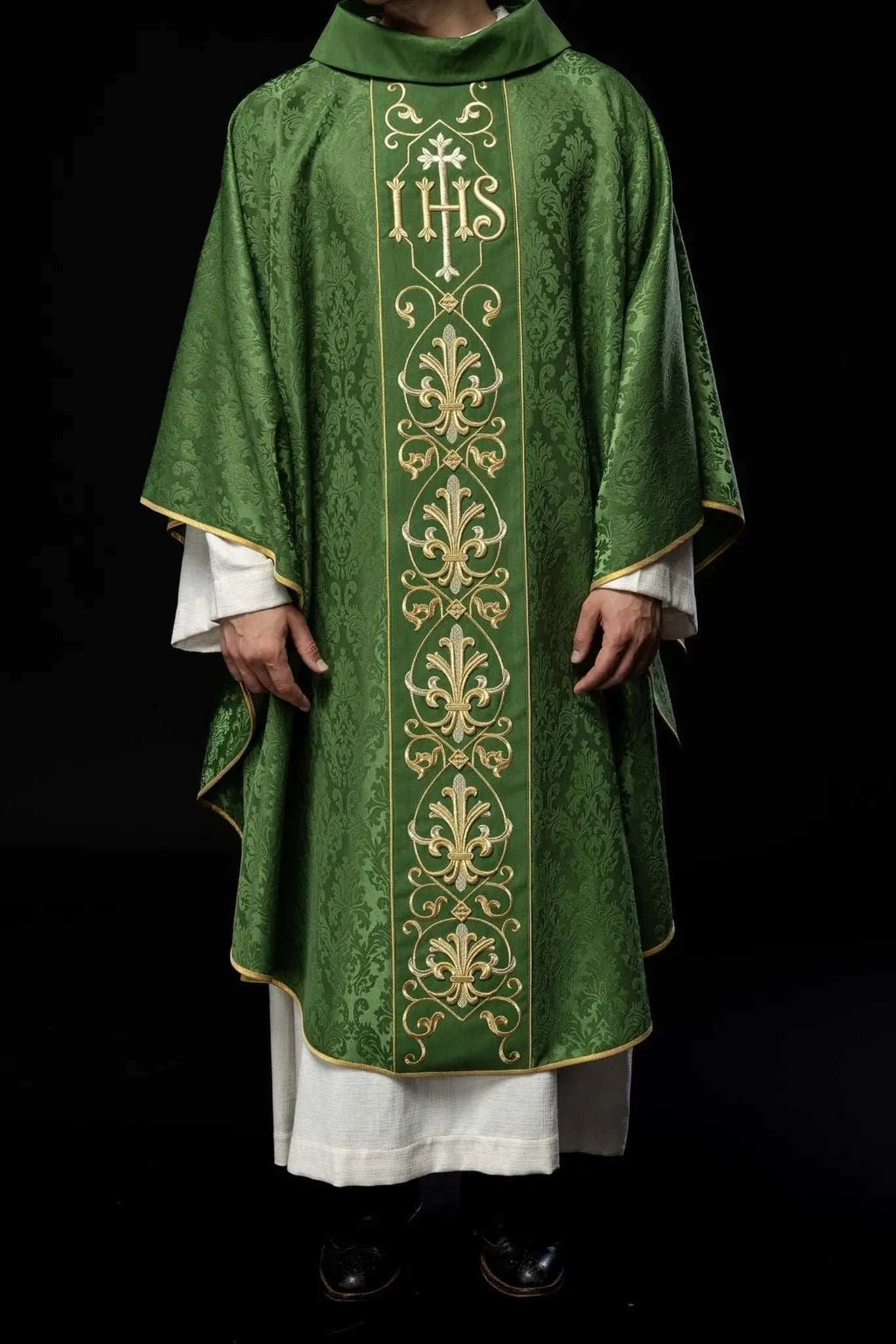 Chasuble brodée IHS Tissu décoratif vert