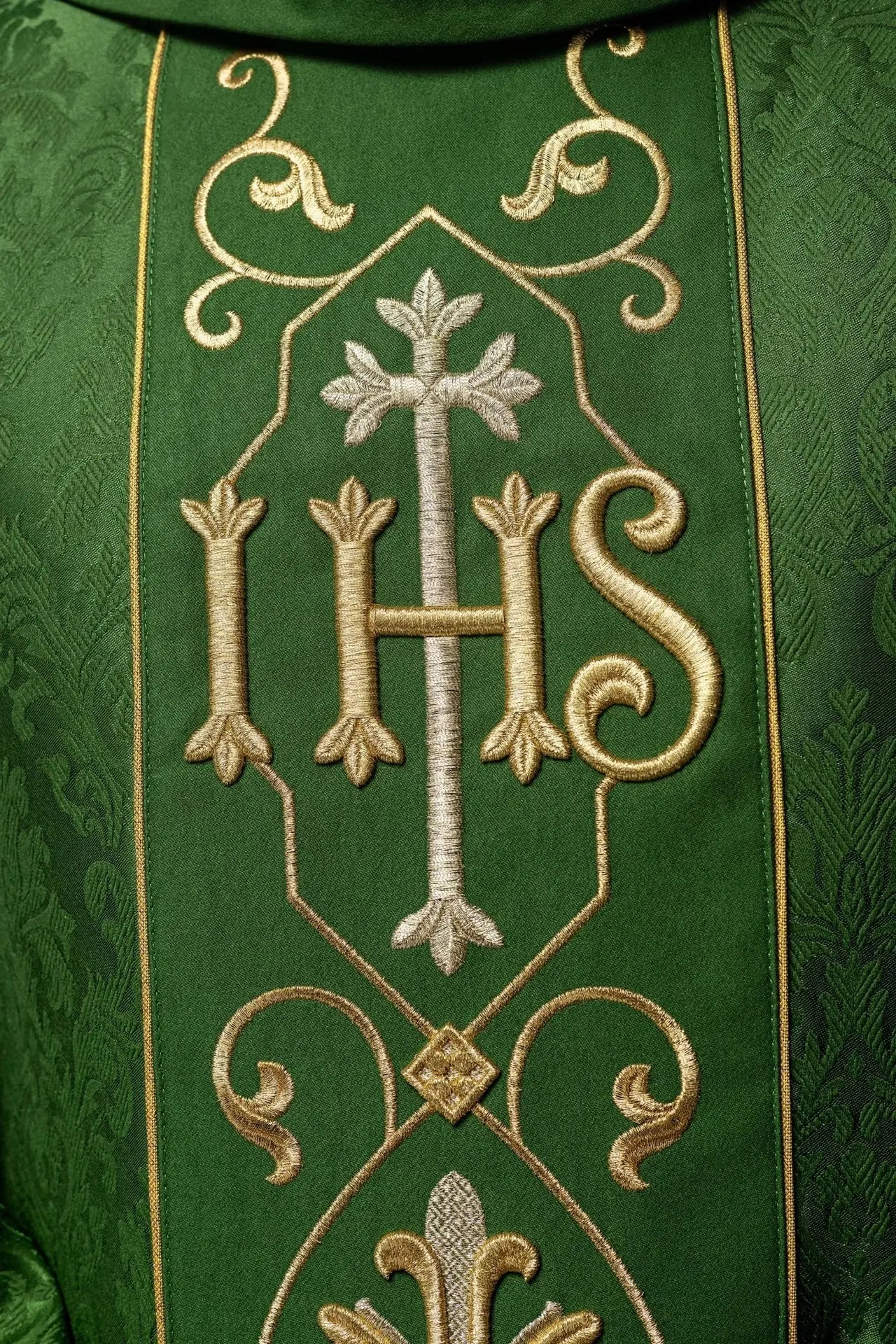 Chasuble brodée IHS Tissu décoratif vert