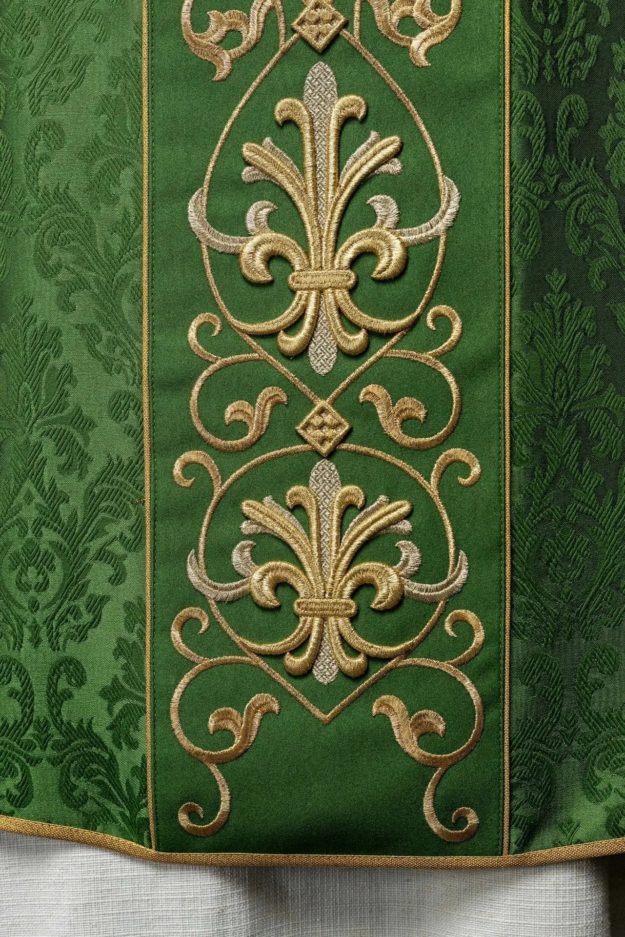 Chasuble brodée IHS Tissu décoratif vert