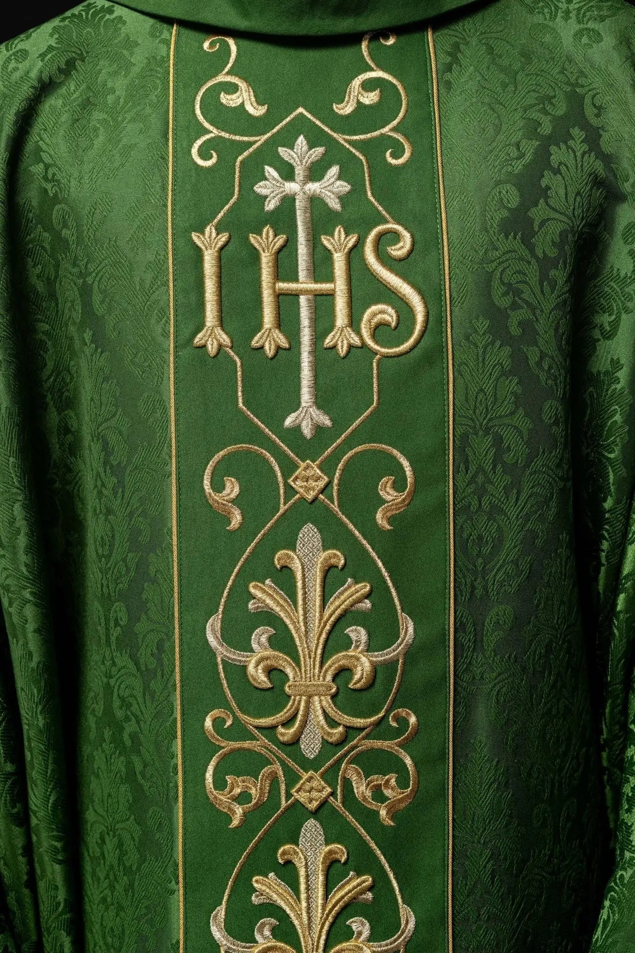 Chasuble brodée IHS Tissu décoratif vert