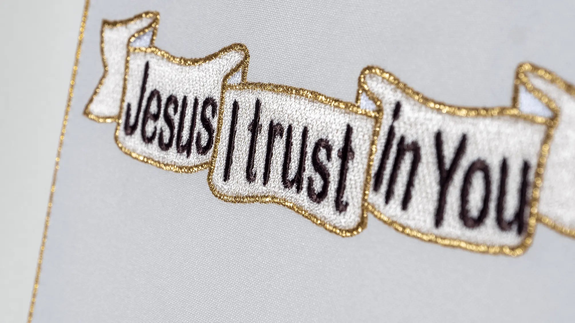 Chasuble brodée de Jésus Miséricordieux et IHS écru