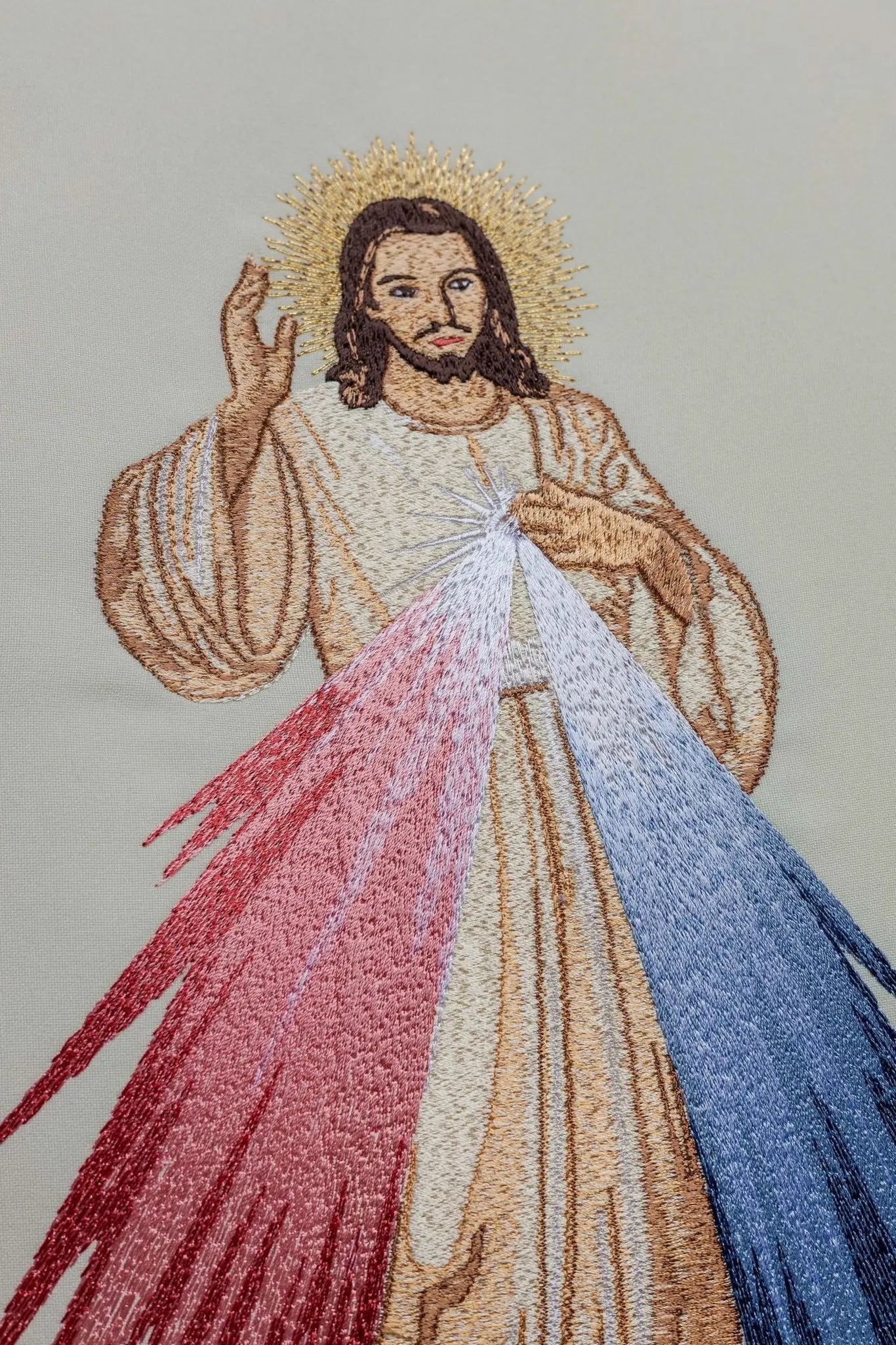 Chasuble brodée de Jésus Miséricordieux et IHS écru