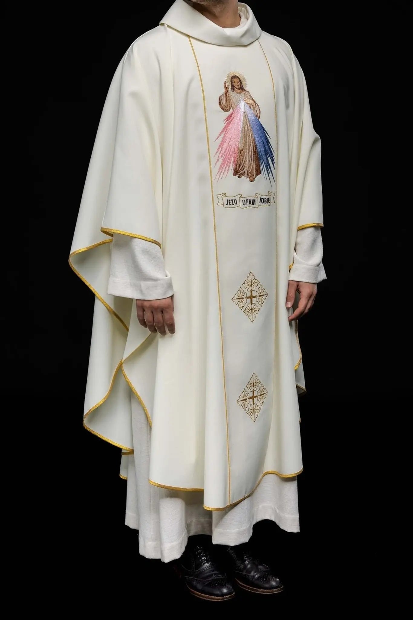 Chasuble brodée de Jésus Miséricordieux et IHS écru
