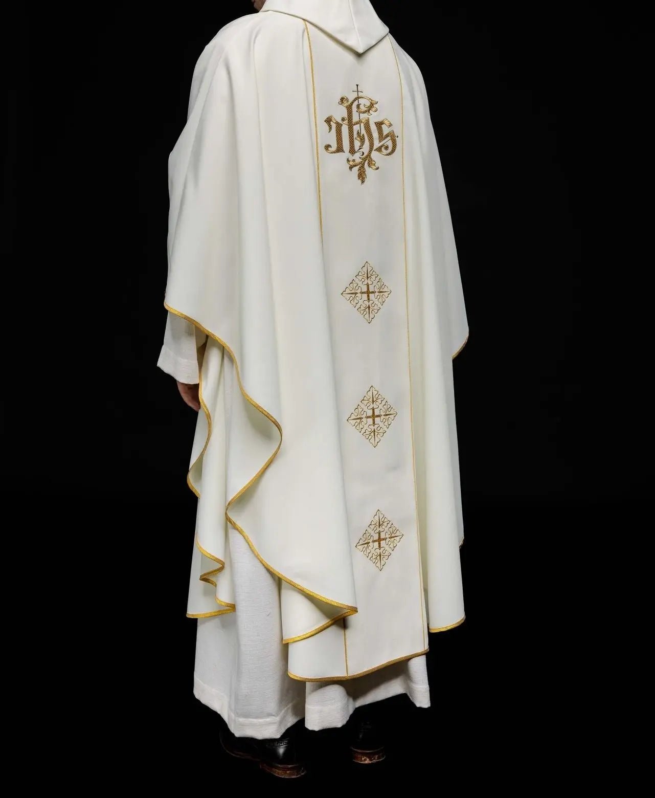 Chasuble brodée de Jésus Miséricordieux et IHS écru