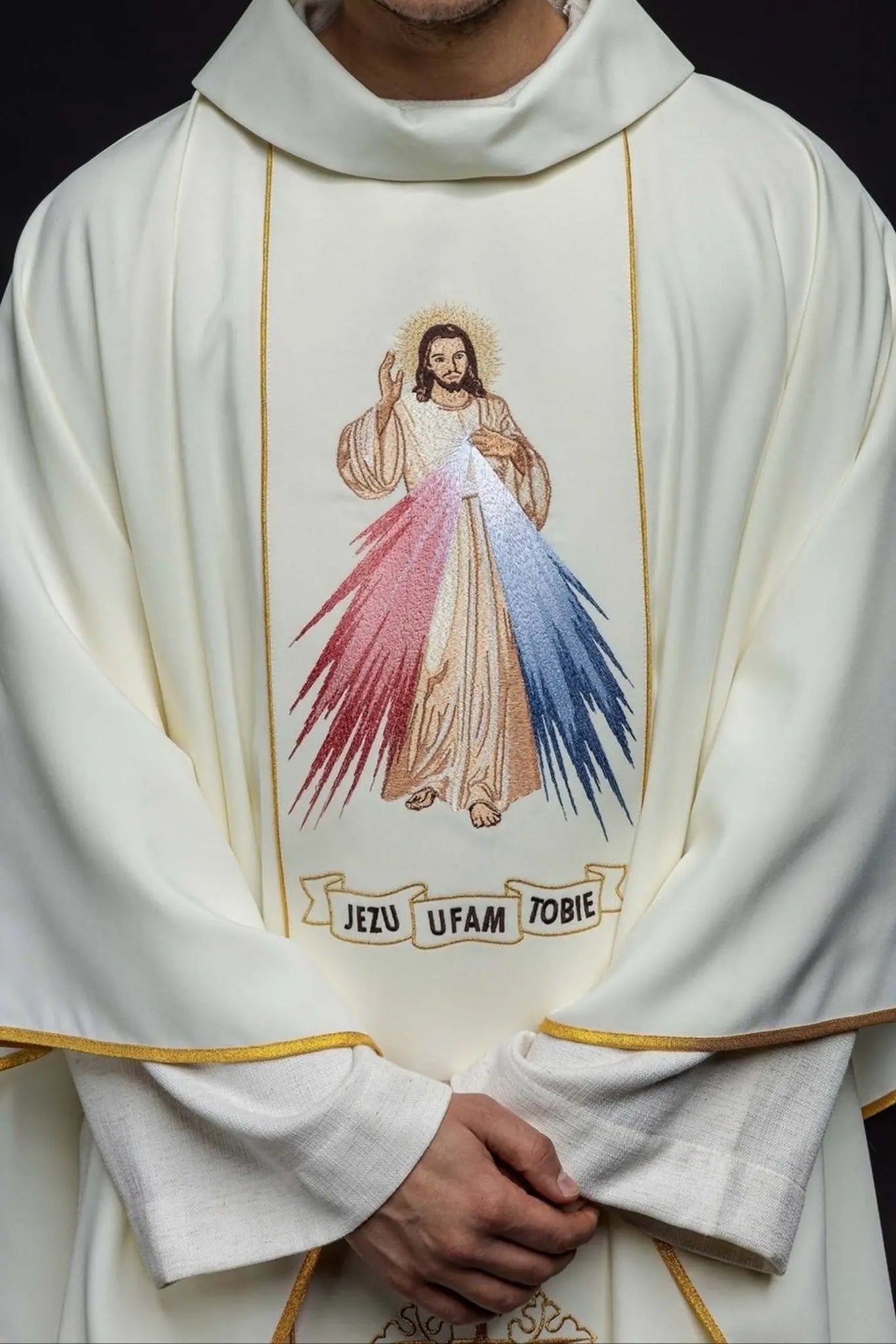 Chasuble brodée de Jésus Miséricordieux et IHS écru