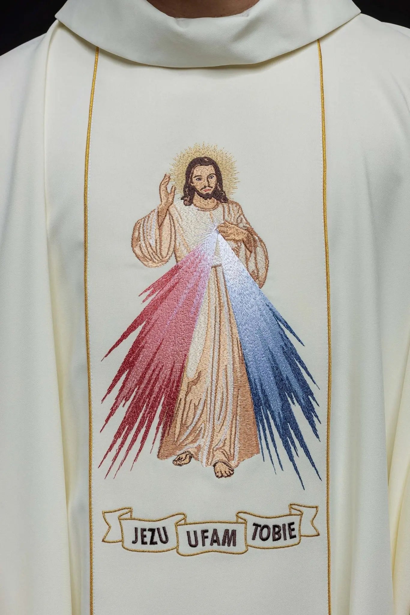 Chasuble brodée de Jésus Miséricordieux et IHS écru
