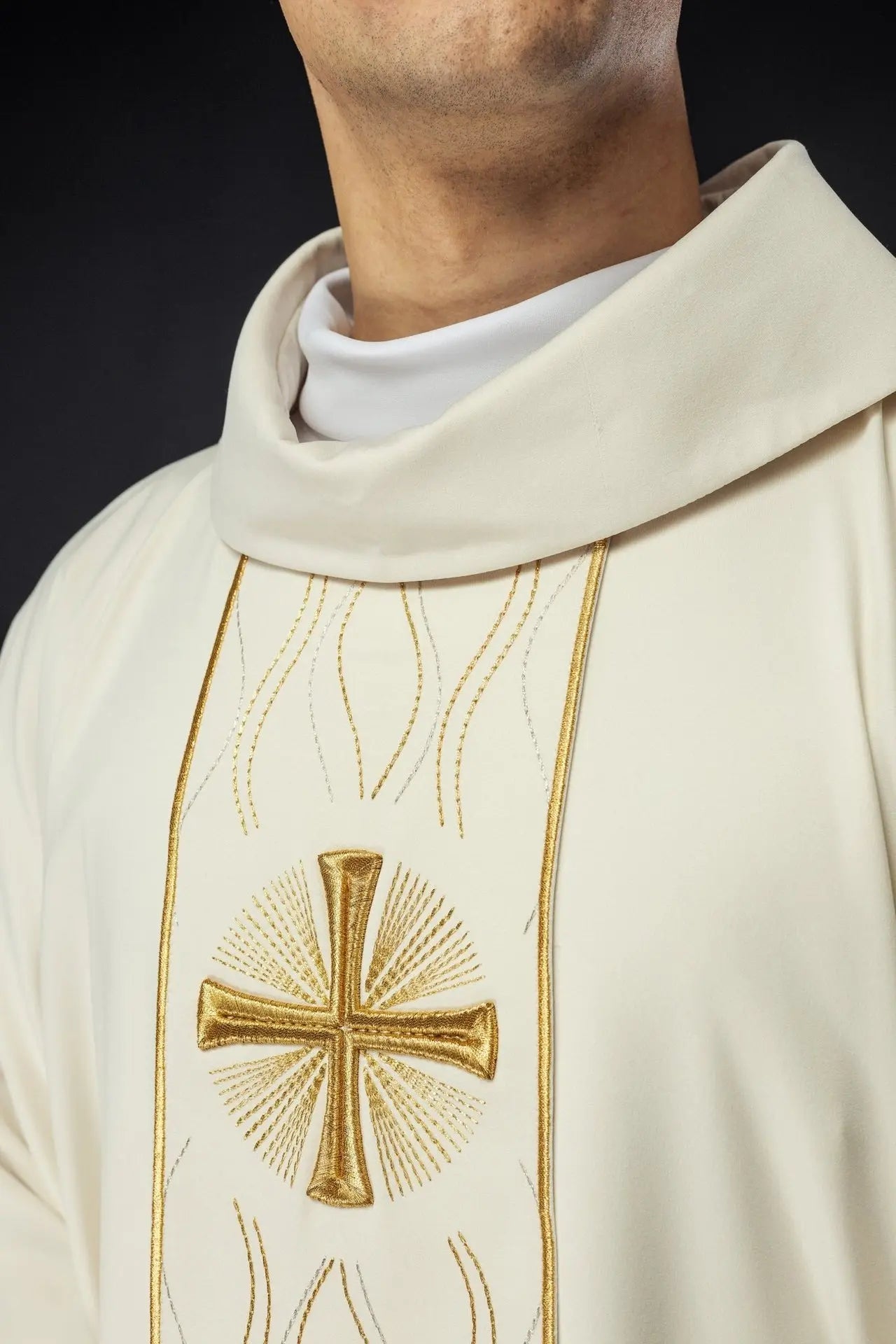 Chasuble écrue brodée avec motif de croix