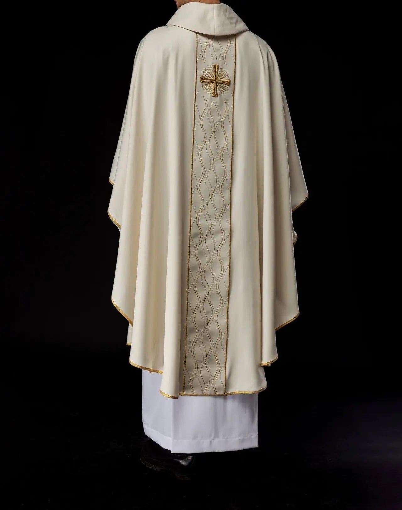 Chasuble écrue brodée avec motif de croix