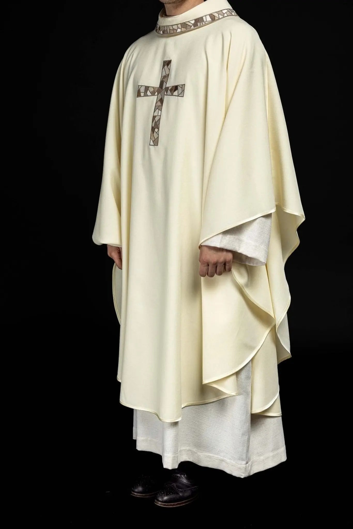 Chasuble écrue avec croix brodée