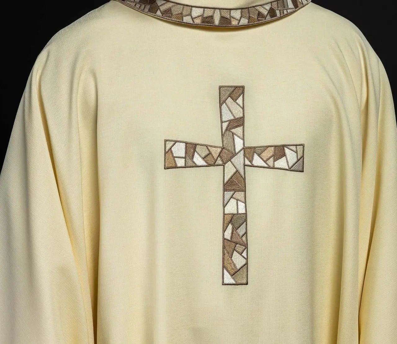 Chasuble écrue avec croix brodée