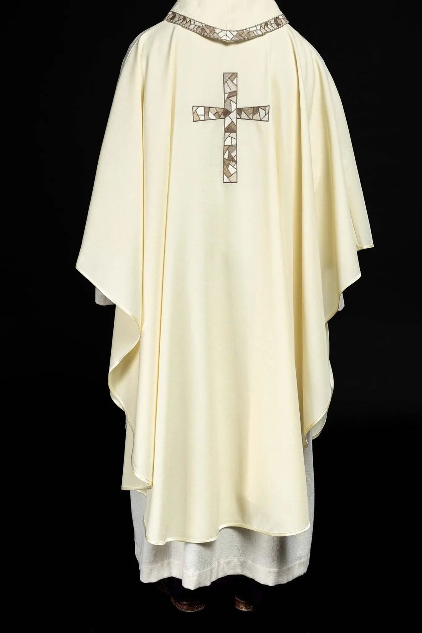Chasuble écrue avec croix brodée