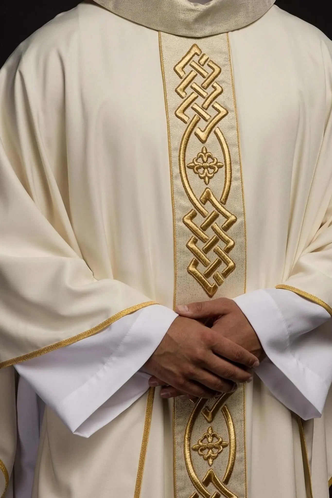 Chasuble écrue avec croix brodée