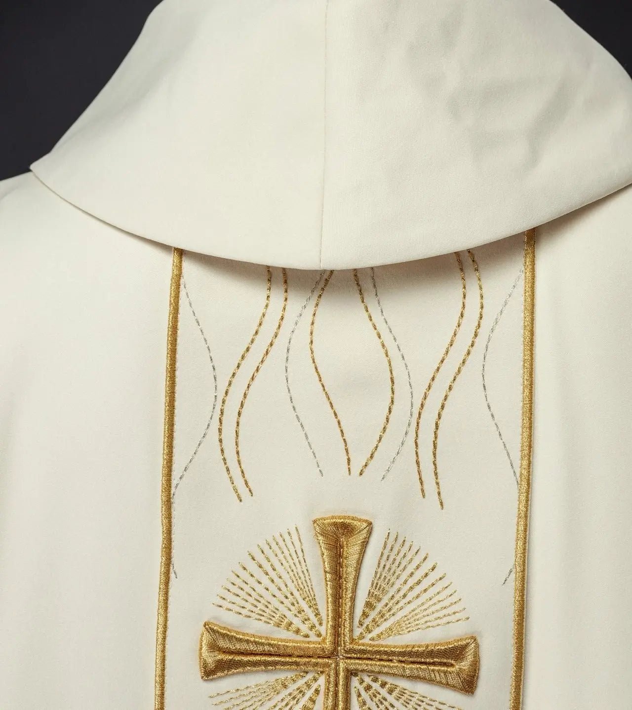 Chasuble écrue brodée avec motif de croix