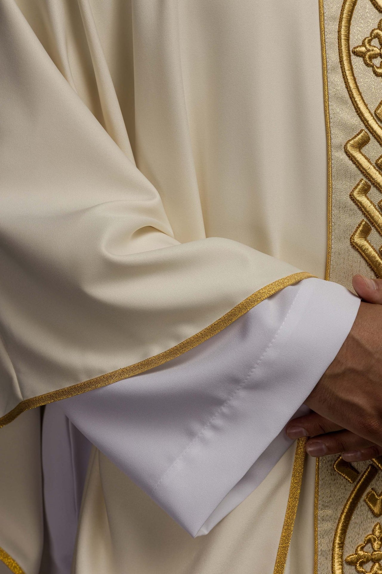 Ornat haftowany Krzyż ecru