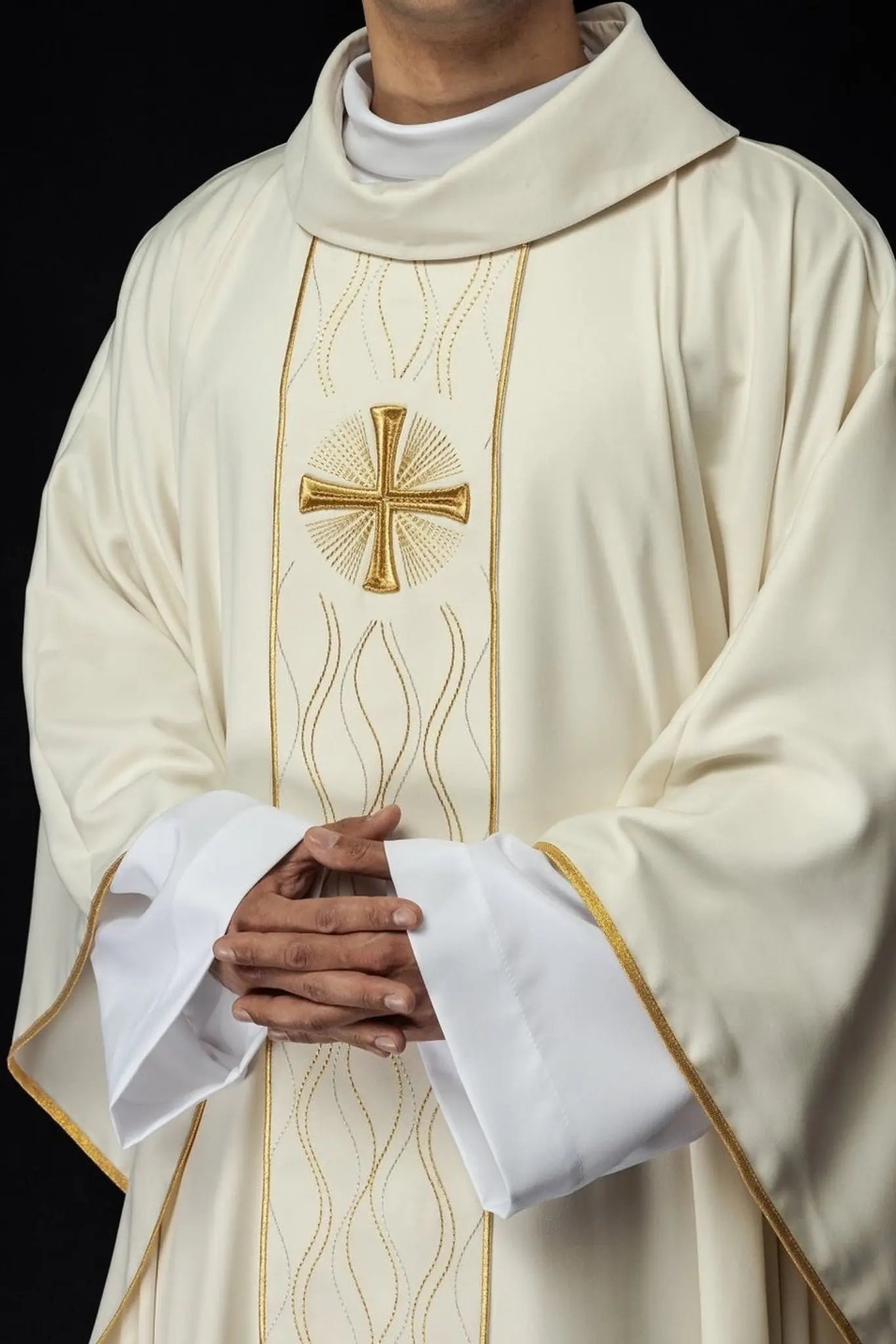 Chasuble écrue brodée avec motif de croix