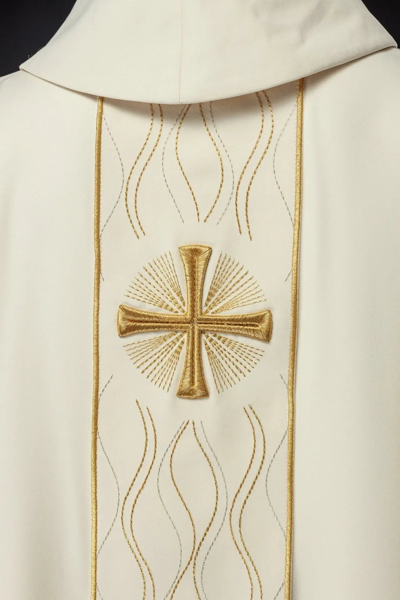 Chasuble écrue brodée avec motif de croix