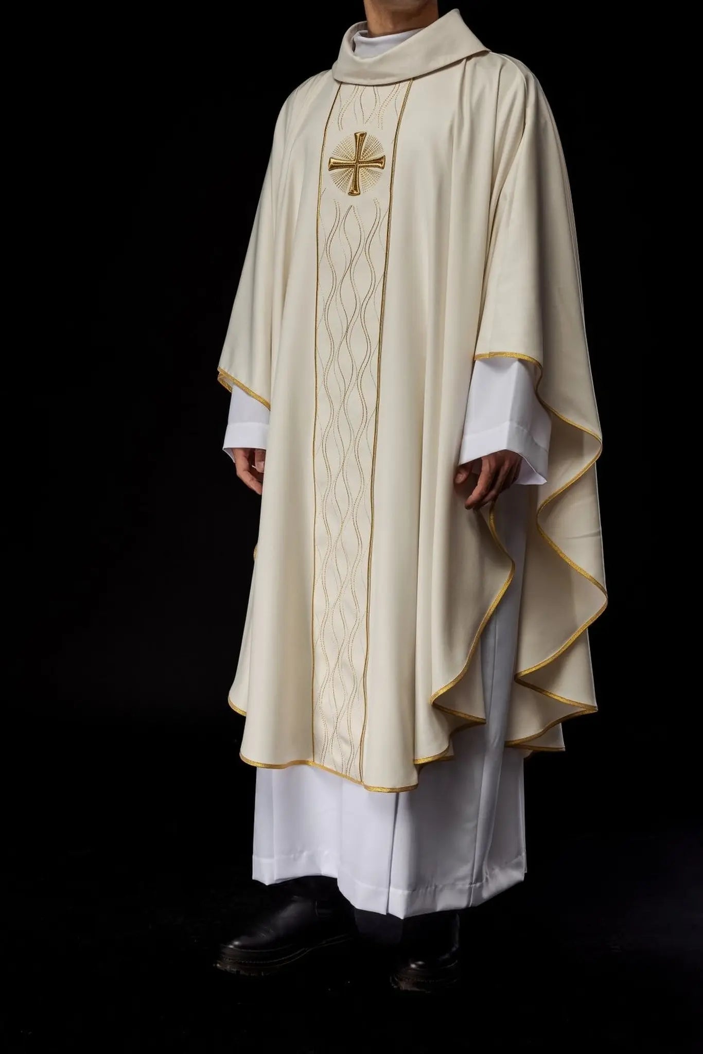 Chasuble écrue brodée avec motif de croix