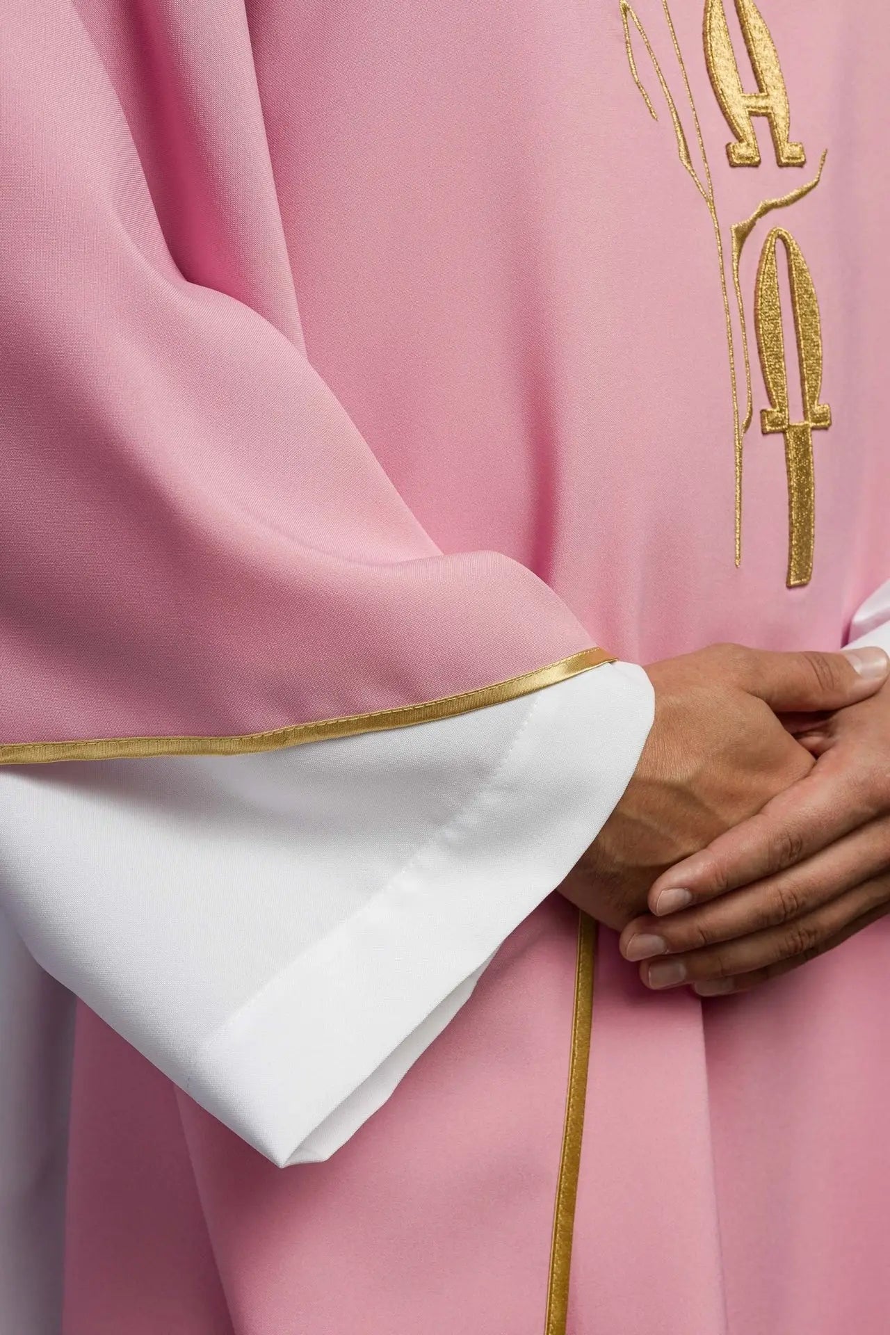 Chasuble brodée Croix et IHS Rose