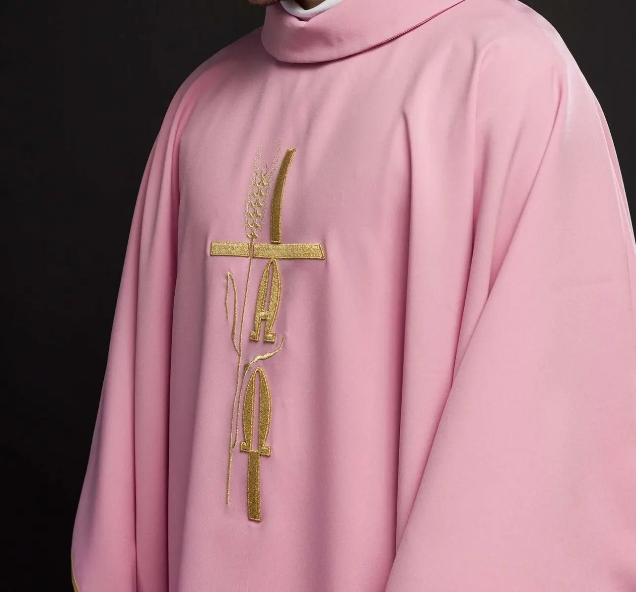 Chasuble brodée Croix et IHS Rose