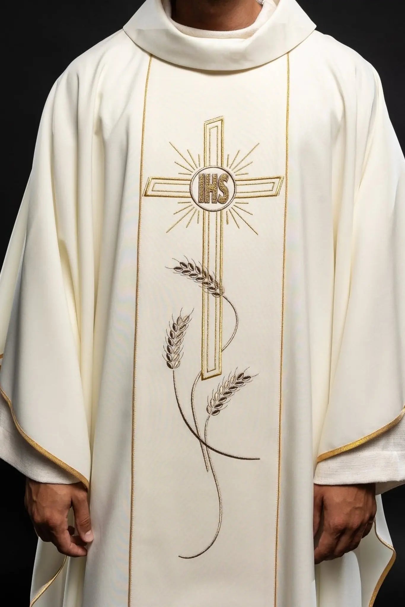 Chasuble brodée Croix avec symbole IHS écru