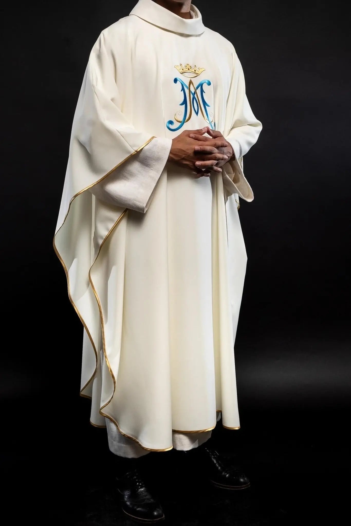 Chasuble brodée avec motif marial écru