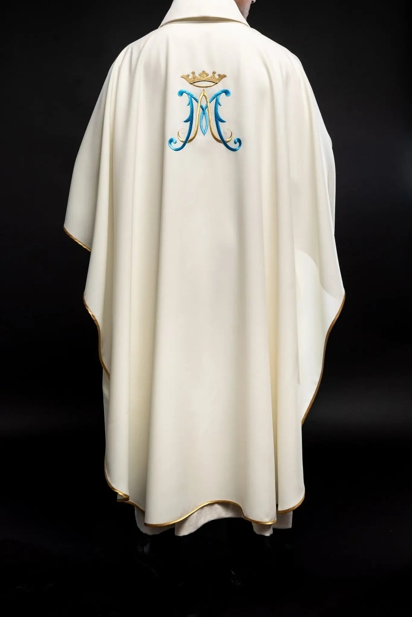 Chasuble brodée avec motif marial écru