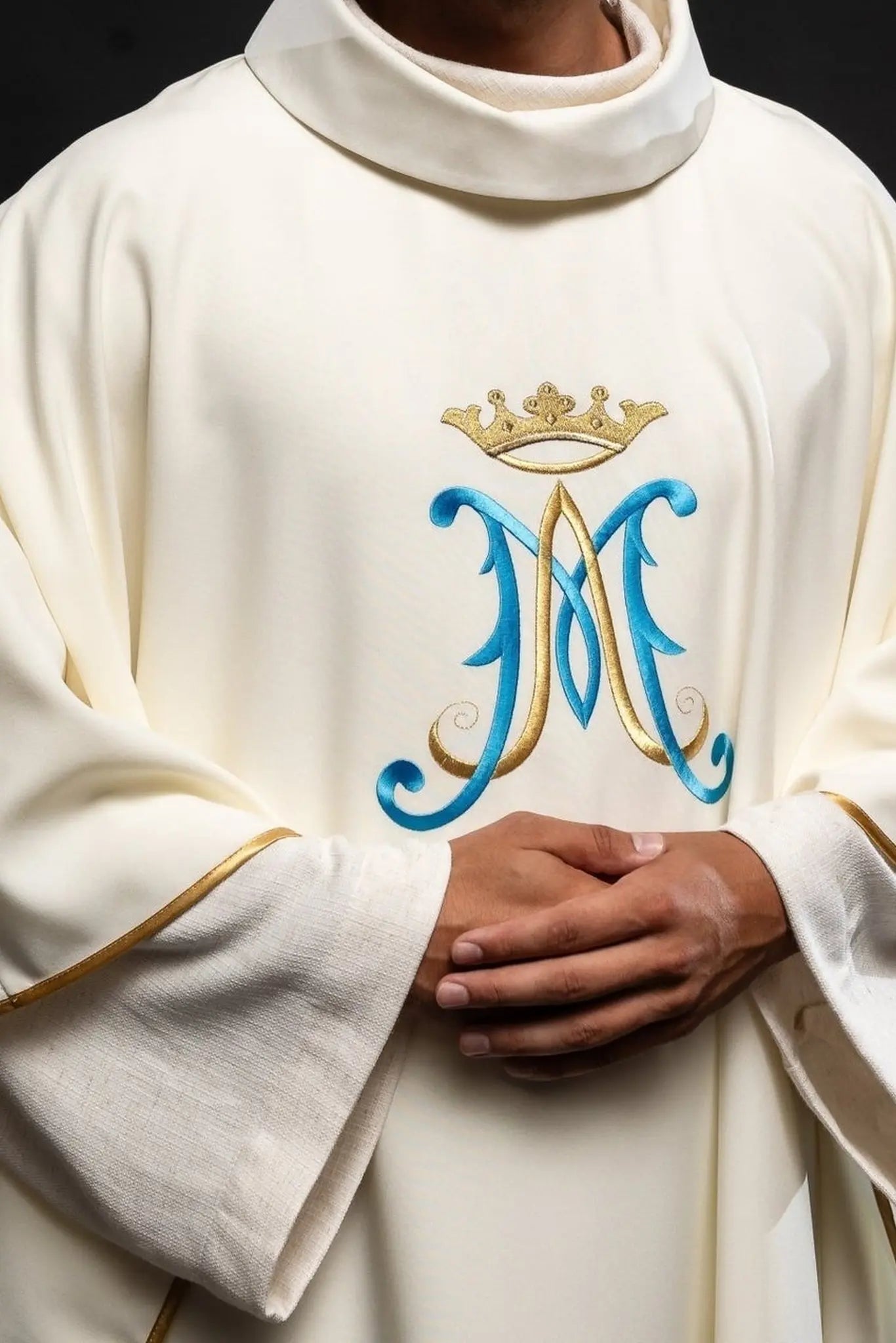 Chasuble brodée avec motif marial écru