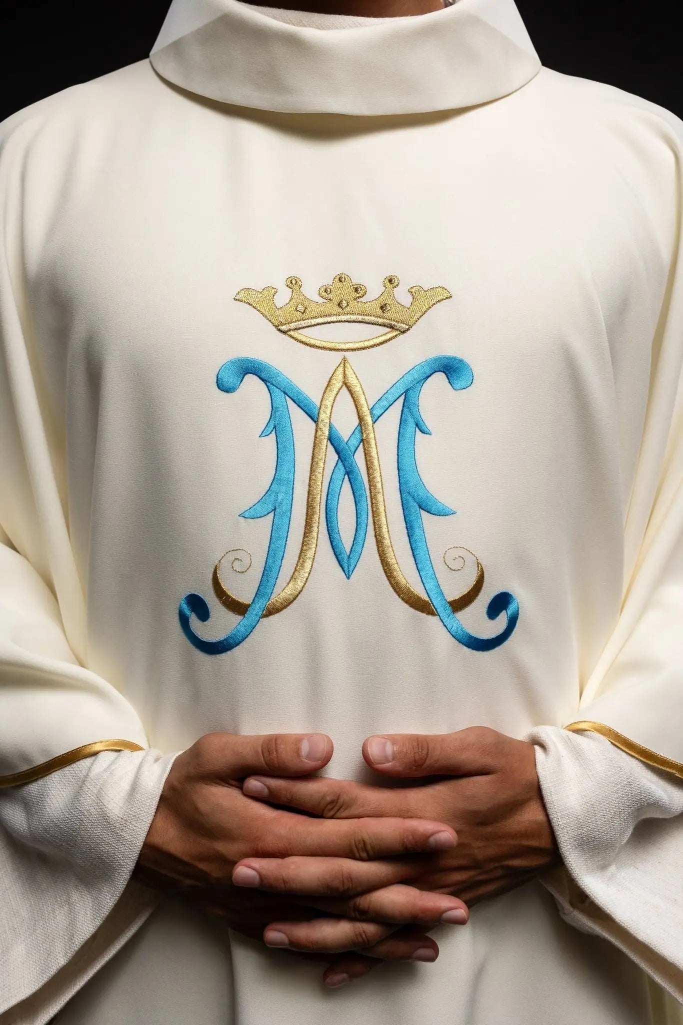 Chasuble brodée avec motif marial écru