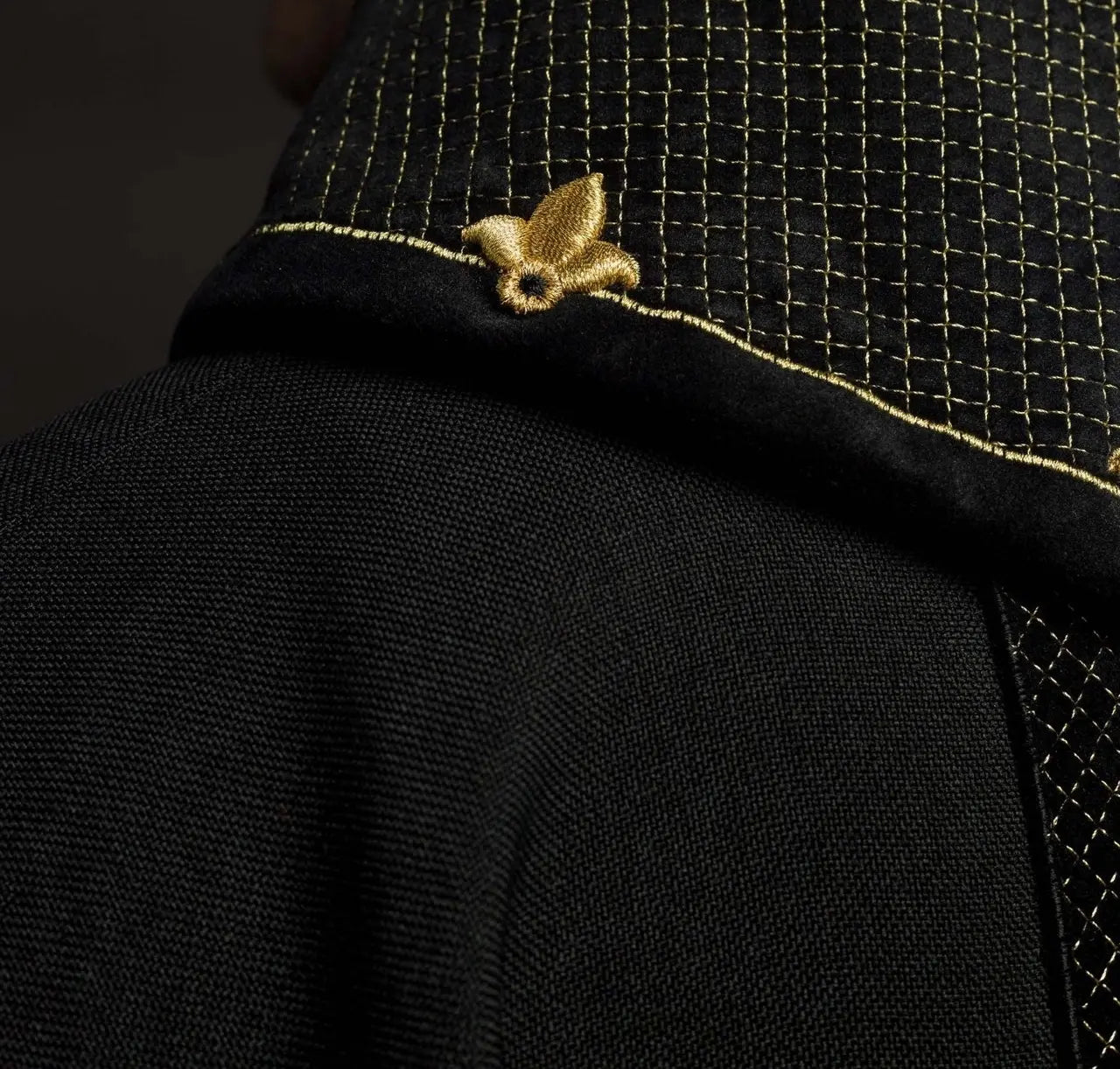 Chasuble brodée sur velours avec le symbole de la Croix Noire