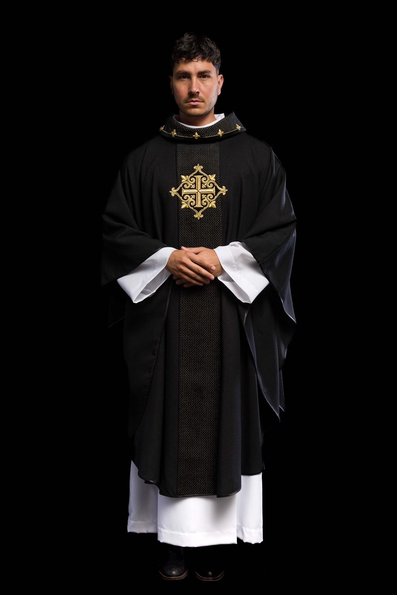 Ornat haftowany na aksamicie z symbolem Krzyż Czarny