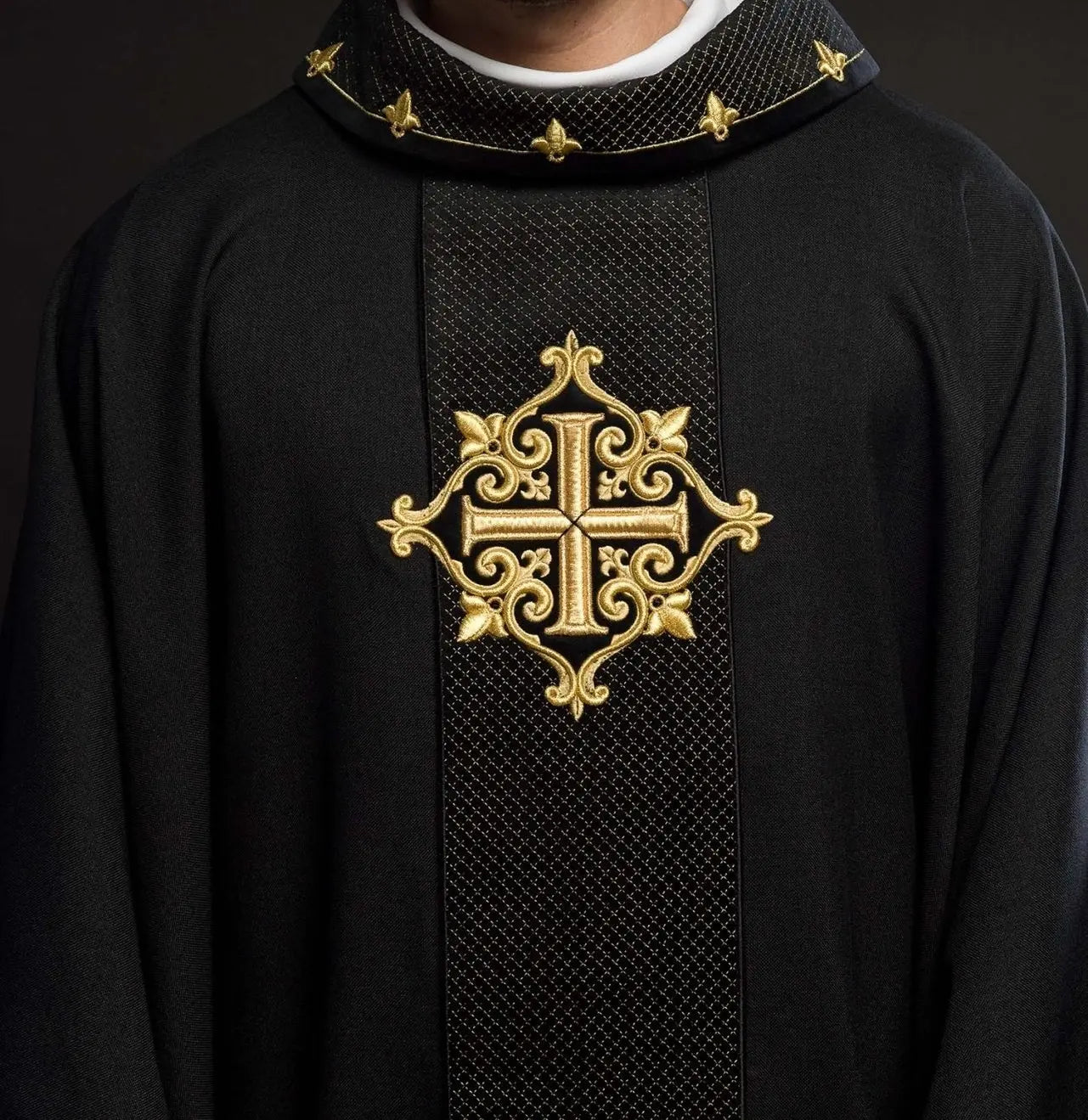 Chasuble brodée sur velours avec le symbole de la Croix Noire