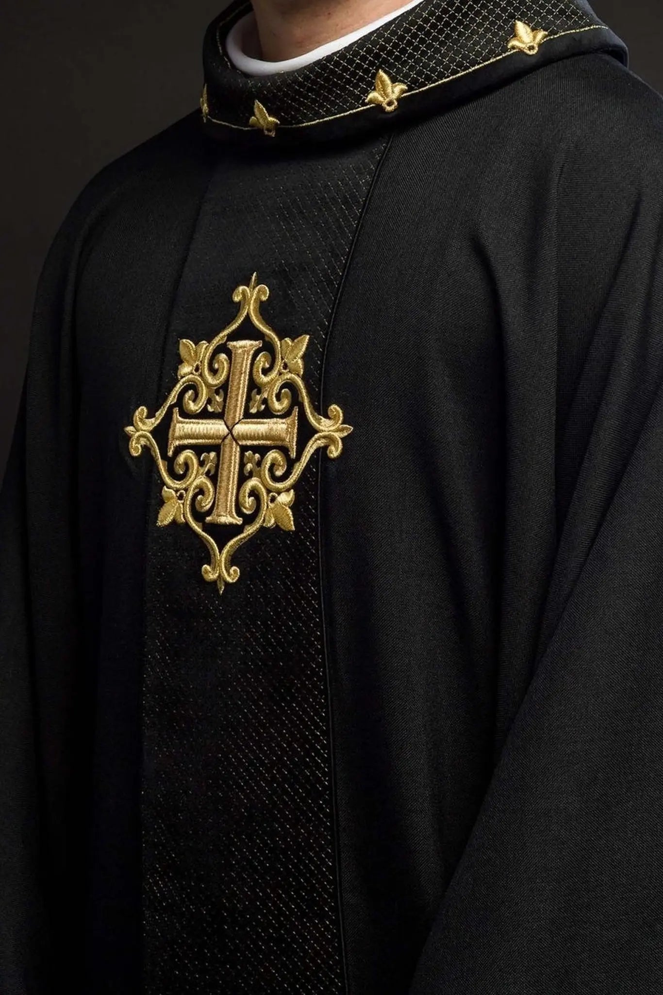 Chasuble brodée sur velours avec le symbole de la Croix Noire