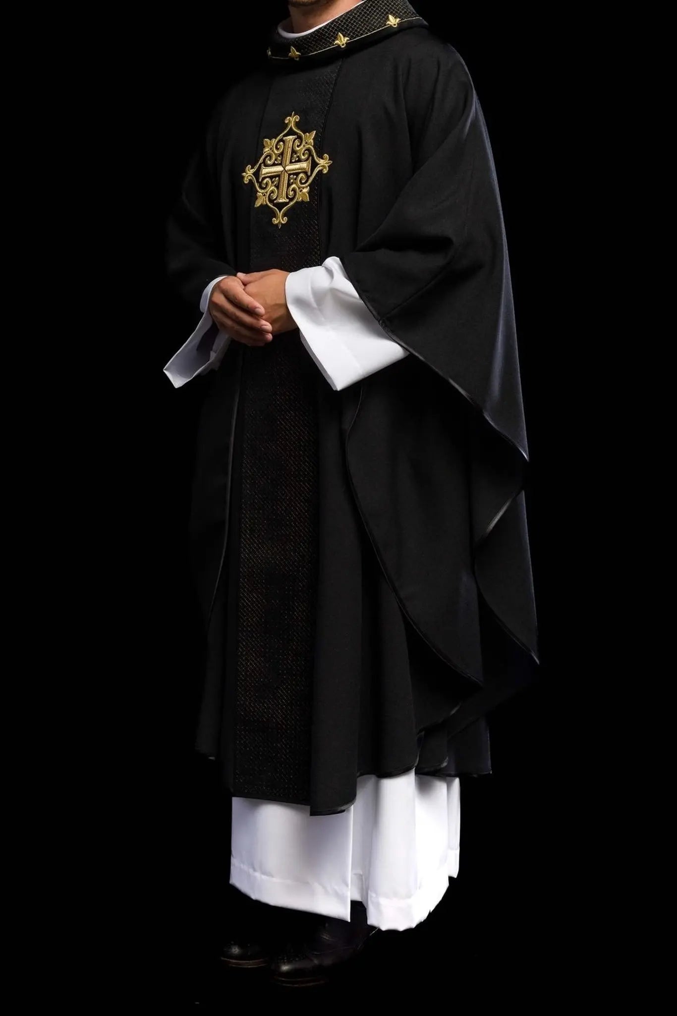 Chasuble brodée sur velours avec le symbole de la Croix Noire
