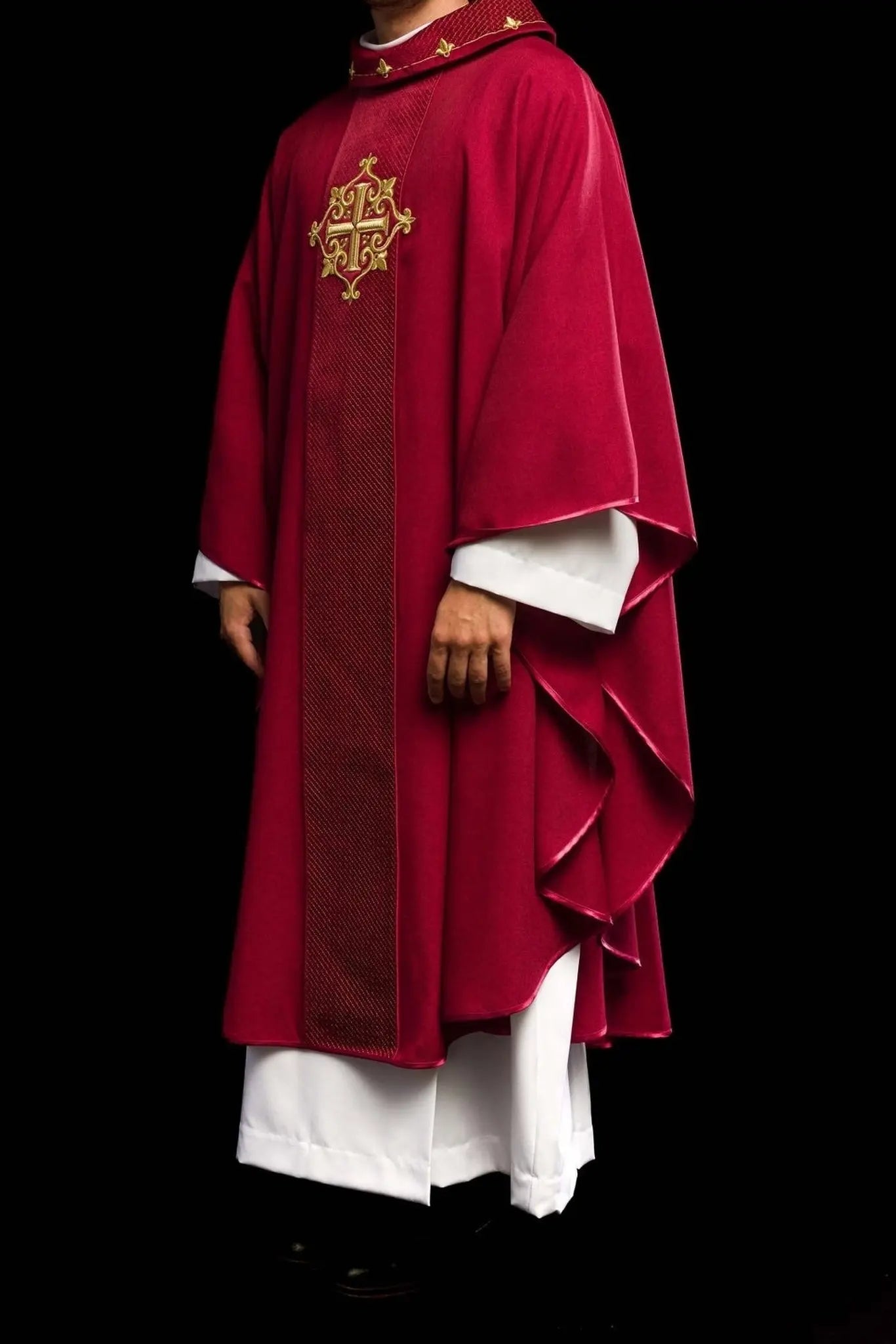 Chasuble brodée sur velours avec le symbole de la Croix Rouge