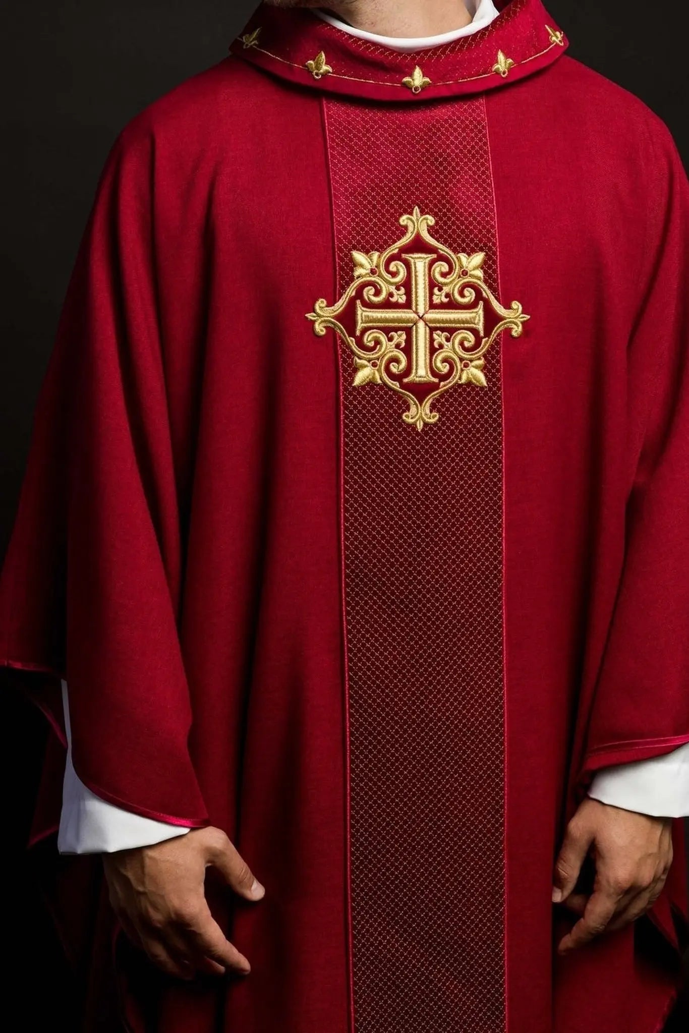 Chasuble brodée sur velours avec le symbole de la Croix Rouge