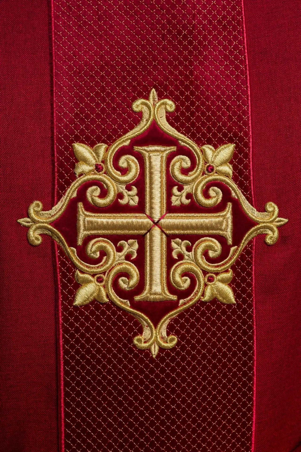Chasuble brodée sur velours avec le symbole de la Croix Rouge