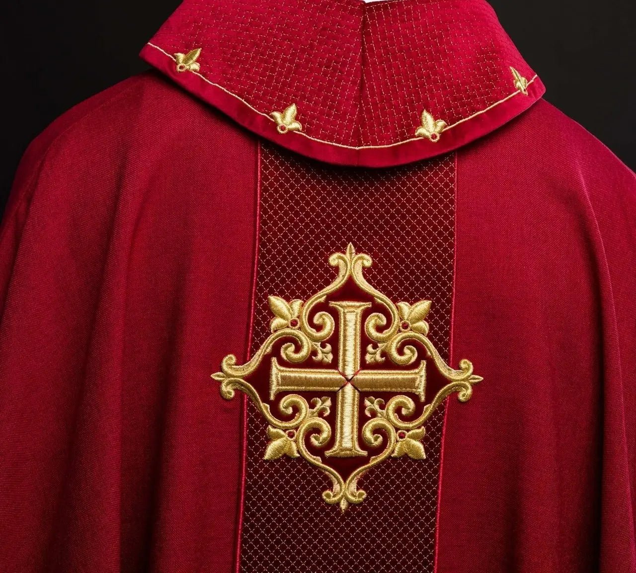 Chasuble brodée sur velours avec le symbole de la Croix Rouge