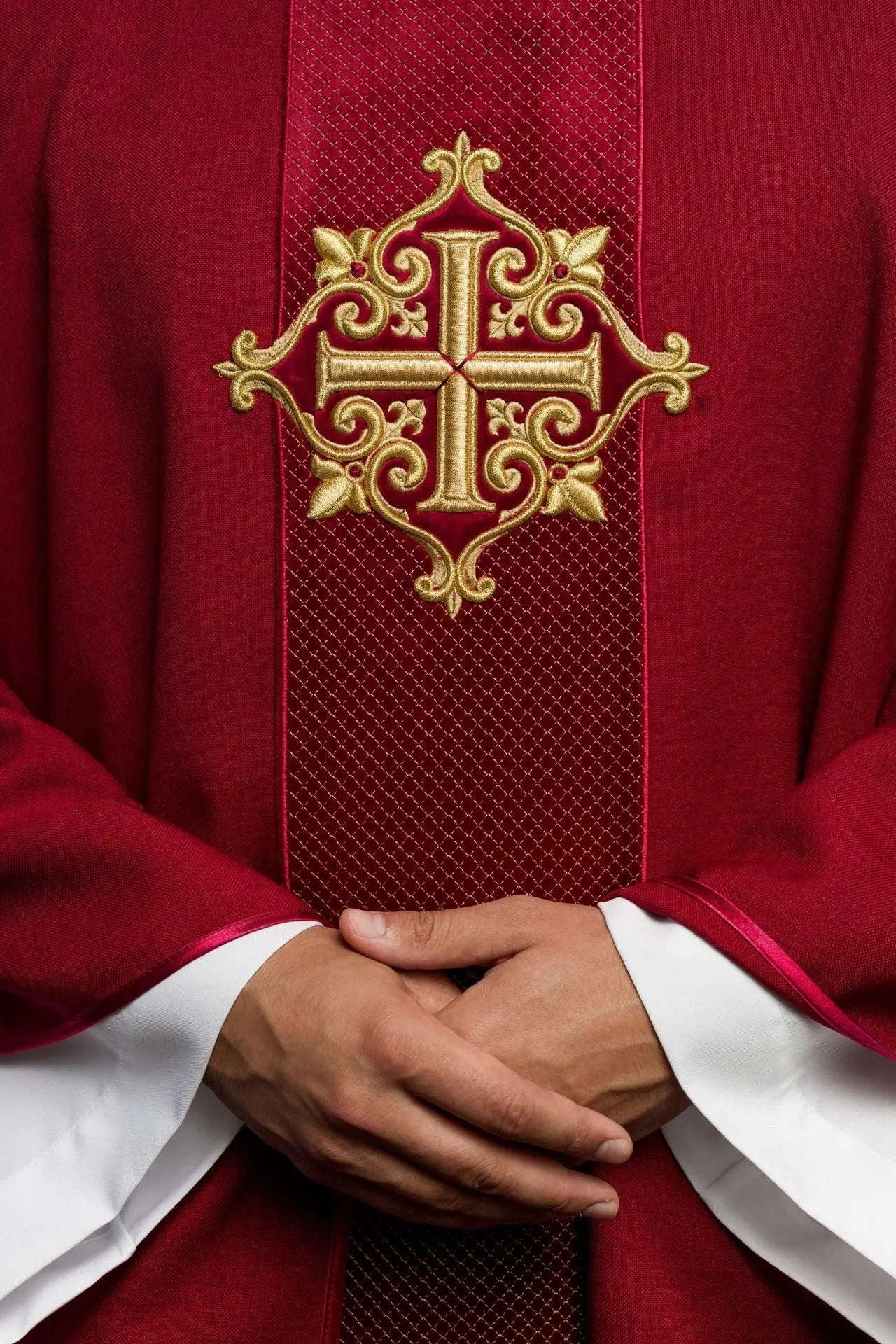 Chasuble brodée sur velours avec le symbole de la Croix Rouge