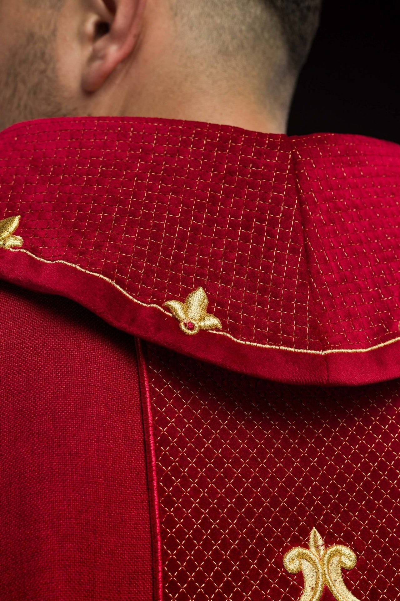 Ornat haftowany na aksamicie z symbolem Krzyż Czerwony