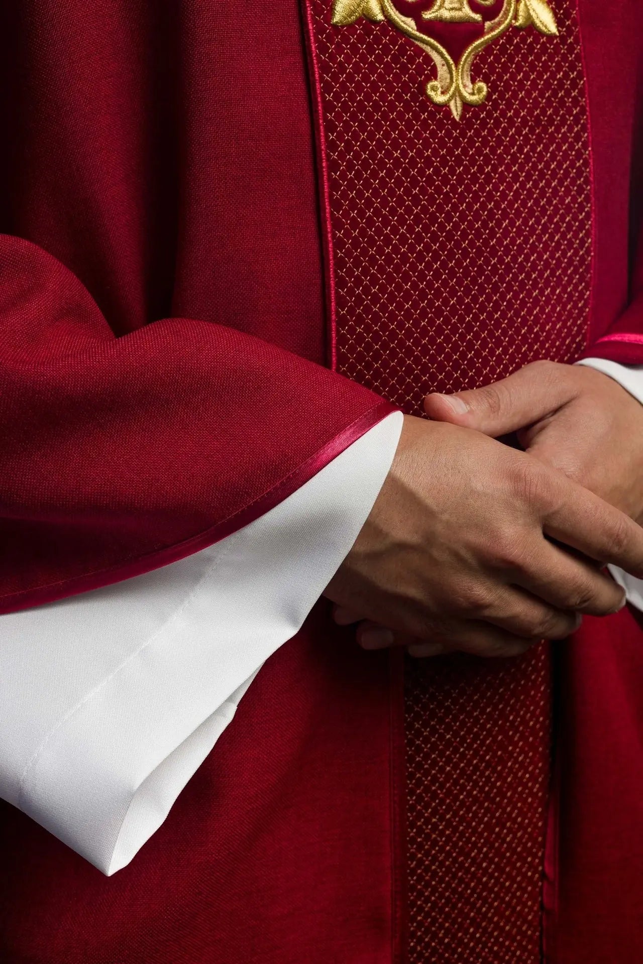 Chasuble brodée sur velours avec le symbole de la Croix Rouge