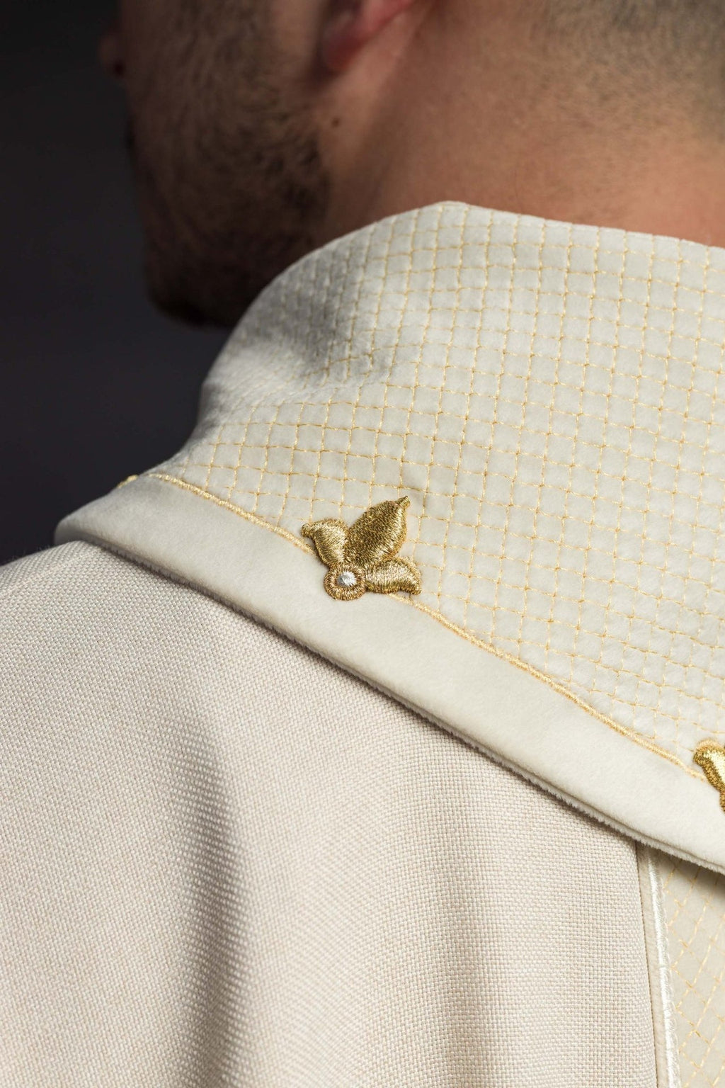 Ornat haftowany na aksamicie z symbolem Krzyż Ecru